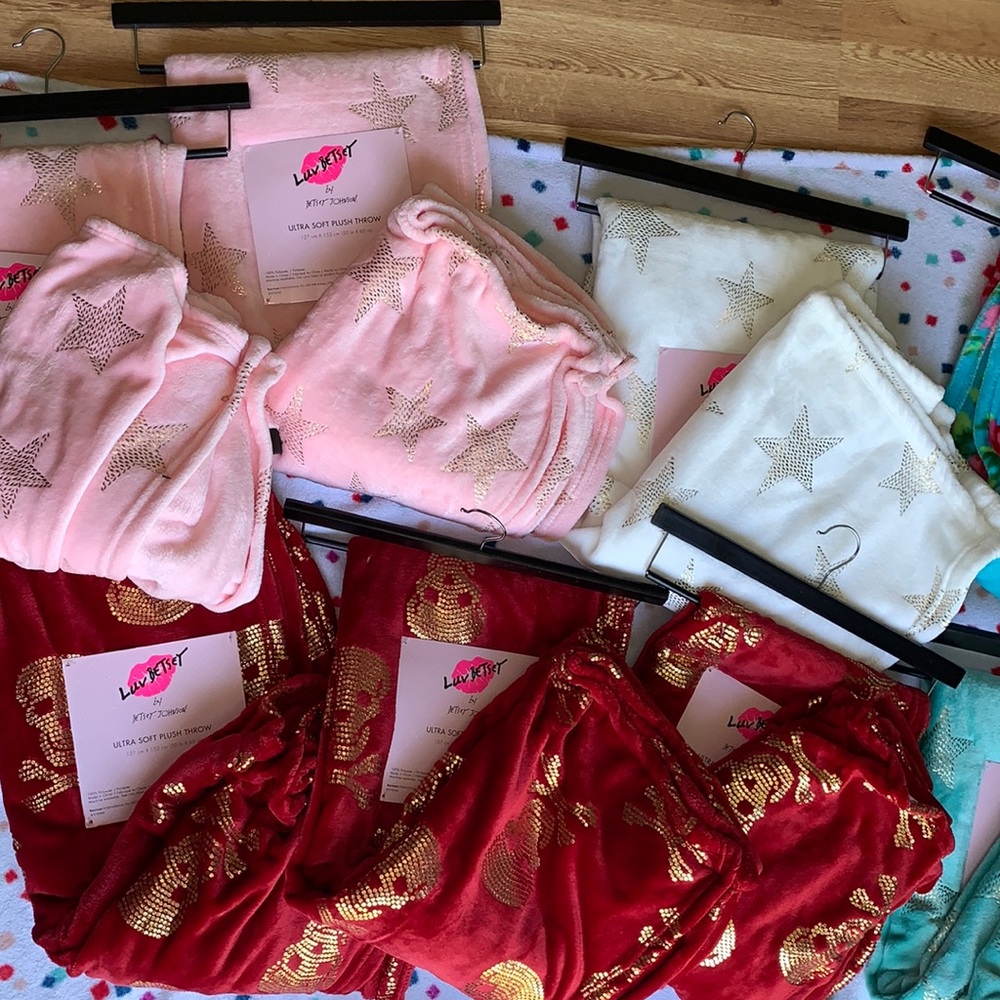 🍭 Betsey Johnson Ultra Soft Plush Throws🍭